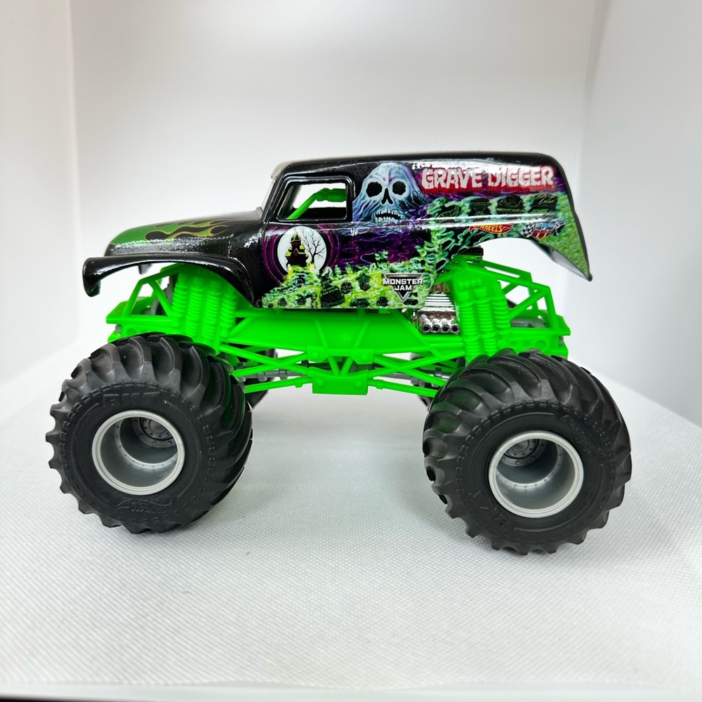 Hot Wheels Monster Jam, Official Grave Digger Die-Cast Monster Truck